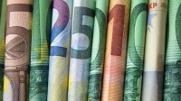EURUSD: price pulls back 61.8% before bouncing off the A-A channel