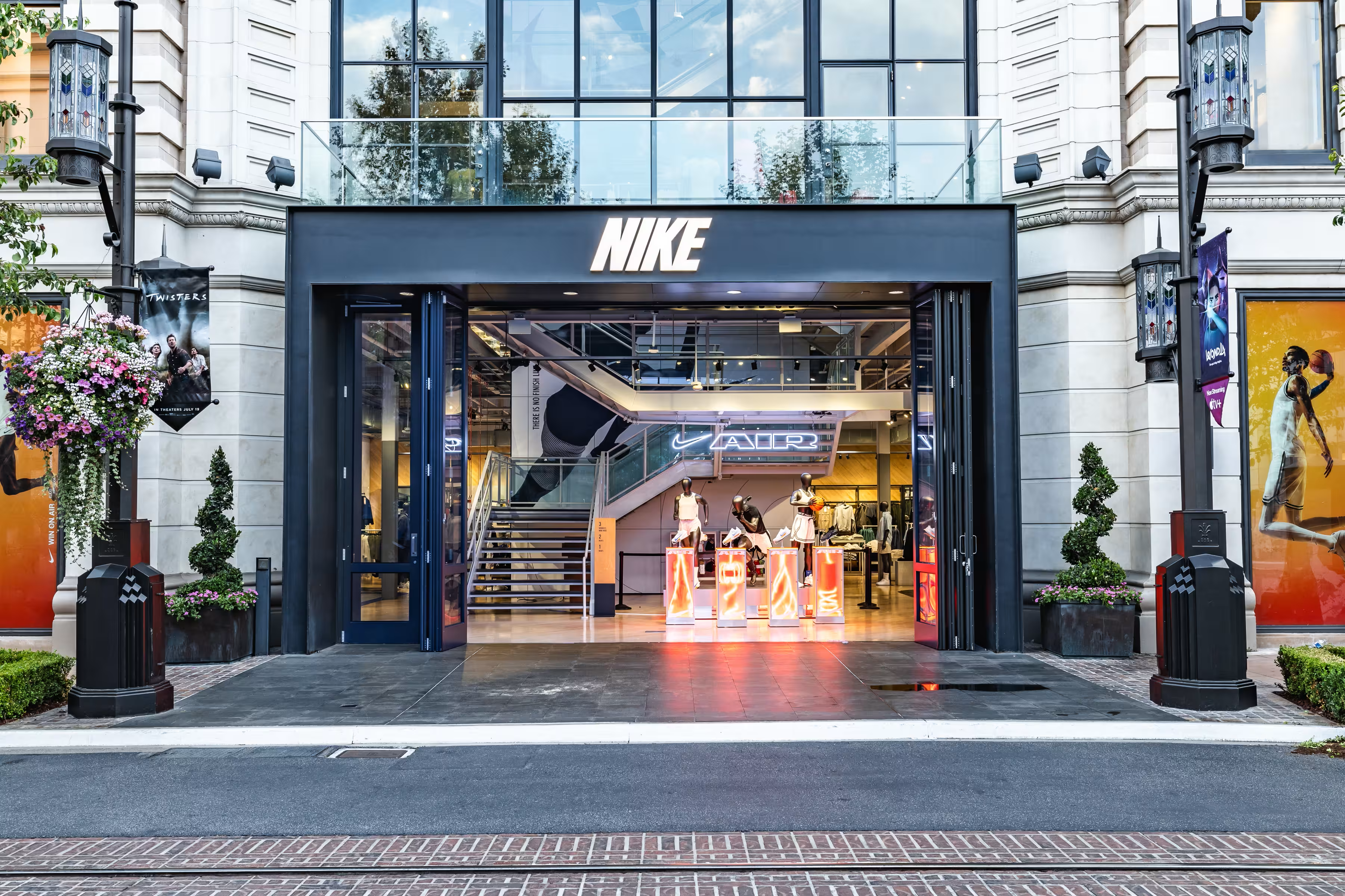 Nike, Inc. stock analysis and forecast for 2025